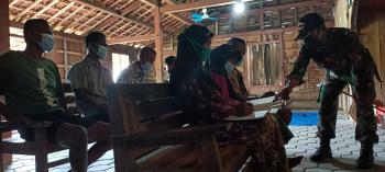 Anggota Satgas TMMD Bojonegoro Kumpulkan Anak Jatimulyo Ajak Belajar Bersama